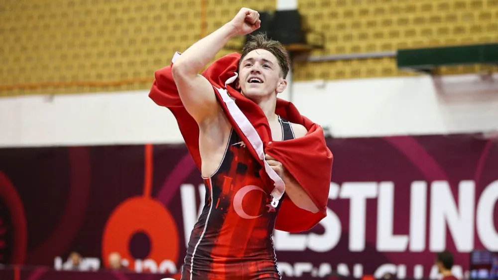 Abdullah Toprak, U-20 Avrupa Güreş Şampiyonası'nda Altın Madalya Kazandı