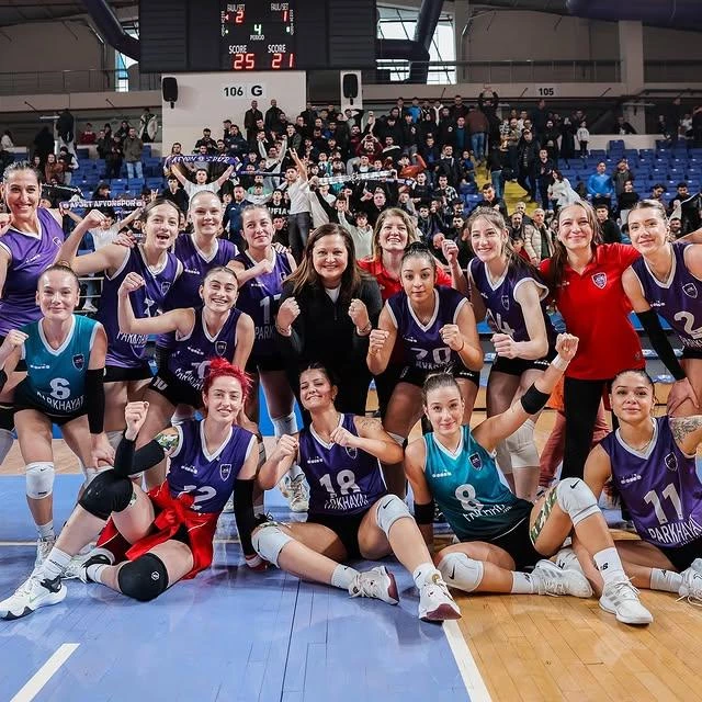 Afyon Belediye Yüntaş Voleybol Takımı Kocaeli İzmit Spor'u Mağlup Etti ve Liderliğe Yükseldi