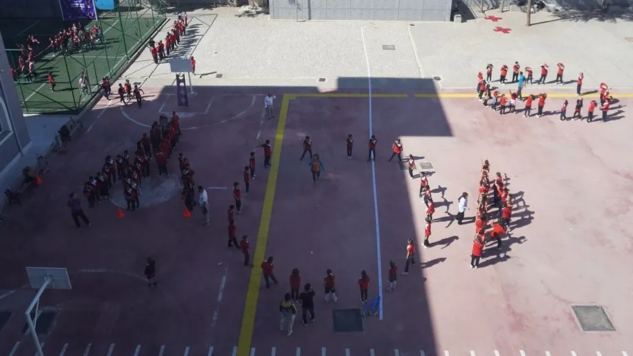 Afyon'da öğrenciler, geleneksel çocuk oyunları ve spor etkinlikleriyle buluştu