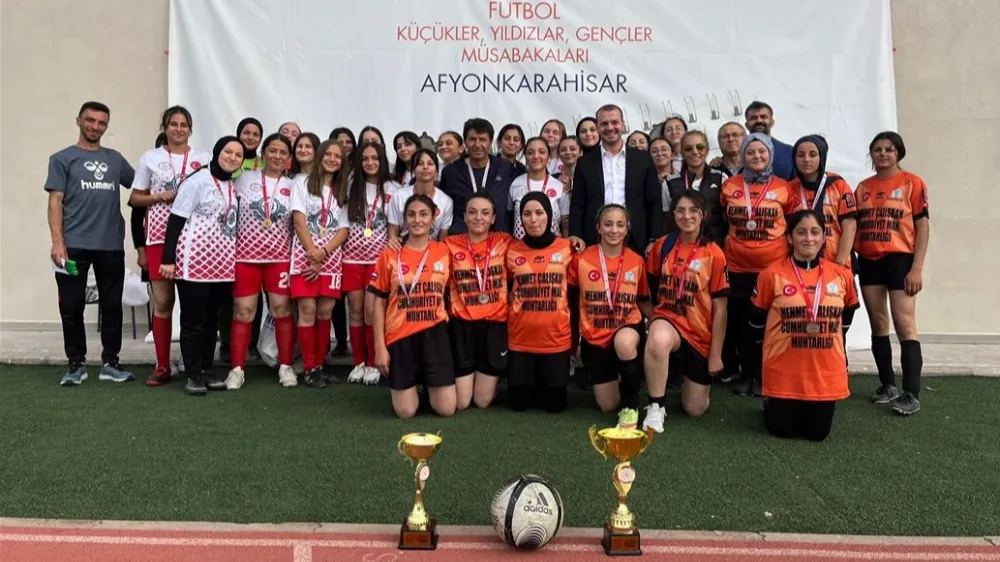 Afyonkarahisar'da Genç Kızlar Futbol Müsabakaları tamamlandı: Dereceye giren takımlar ödüllerini aldı