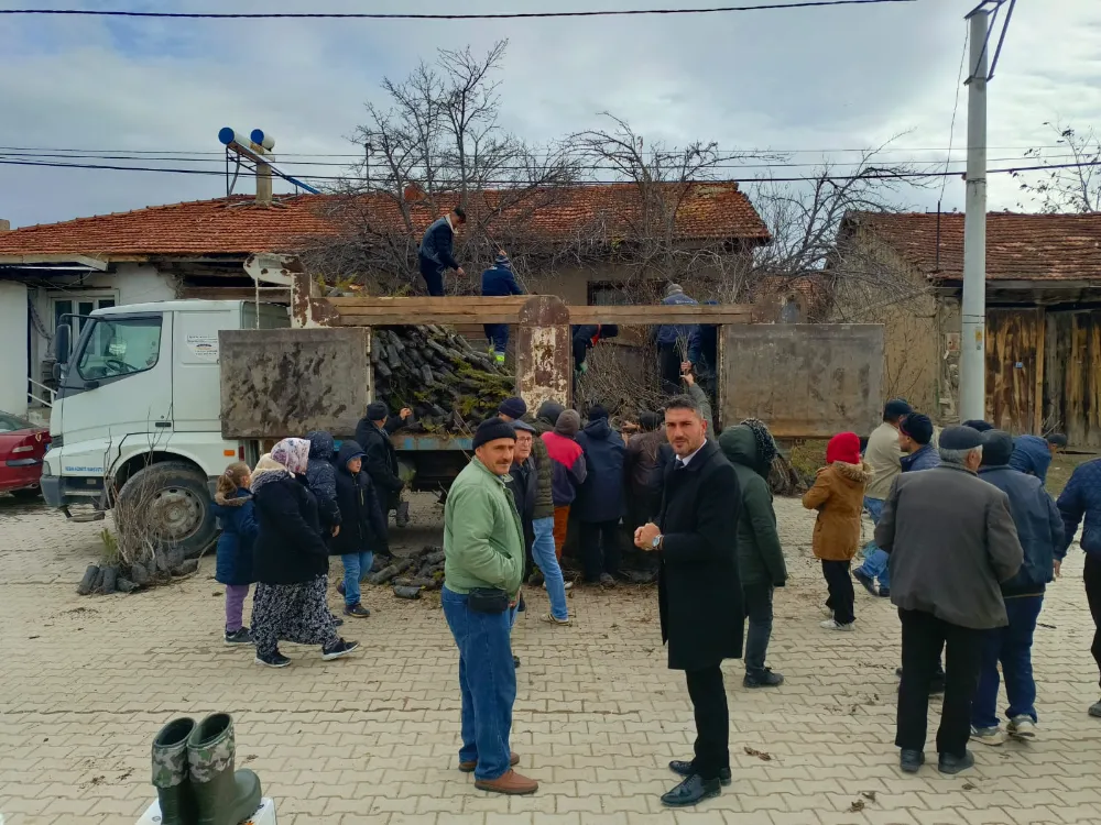 Başkan Çetinkaya, Düzağaç’ta ücretsiz fidan dağıtımı yaptı